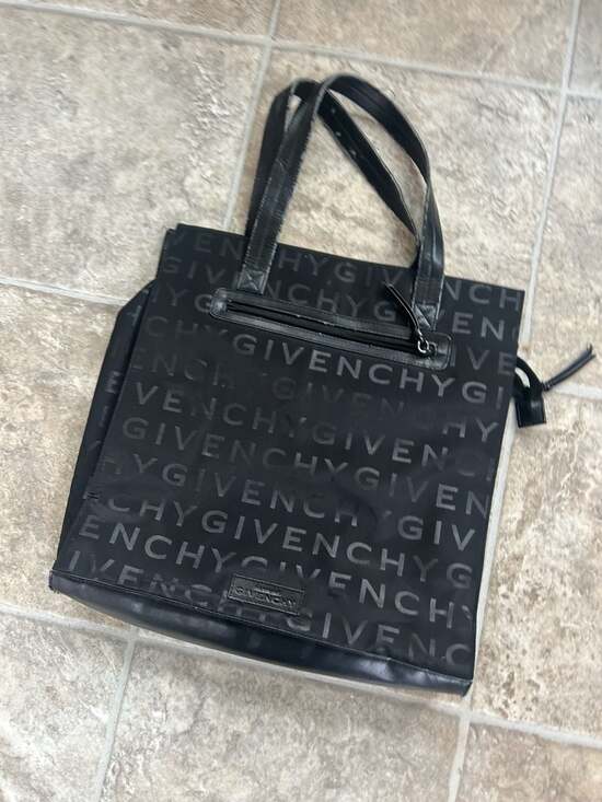 Givenchy - Picture 3 of 9